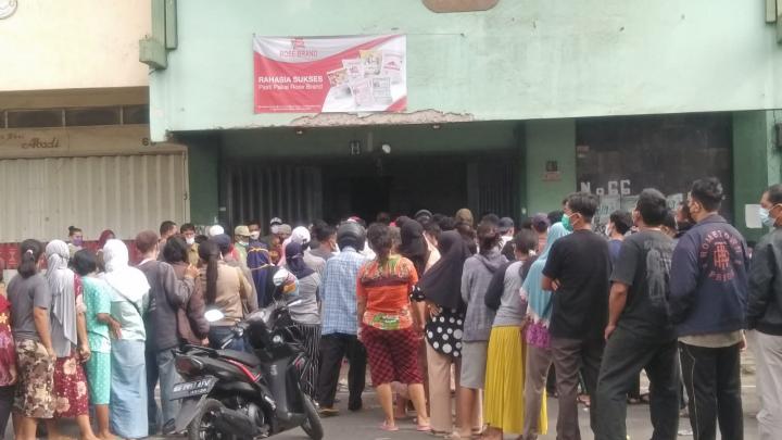 Sediakan Minyak Murah, Toko di Telukbetung Selatan Diserbu Warga